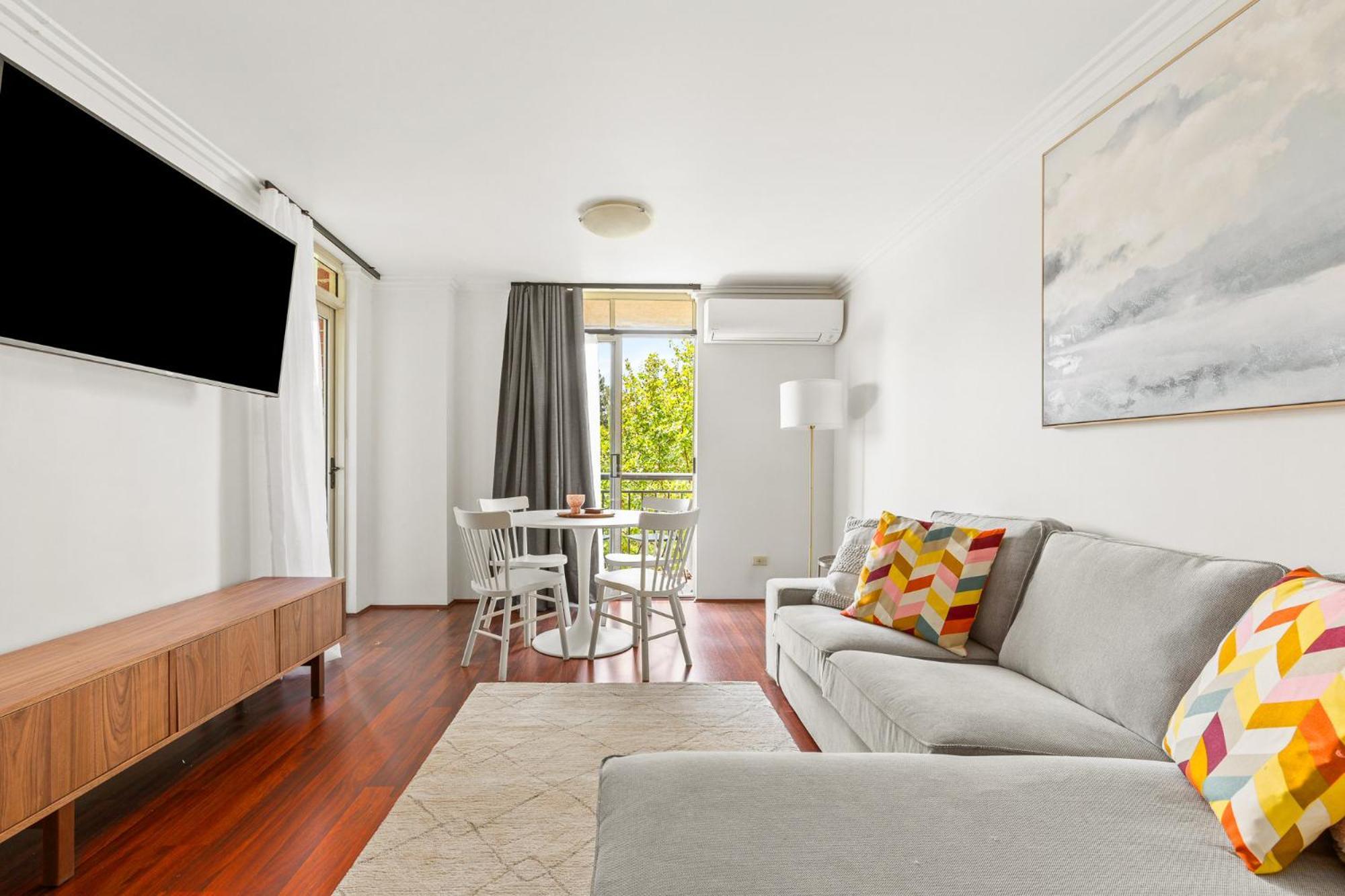 Views & Great Location: Inner-city 1-bed *