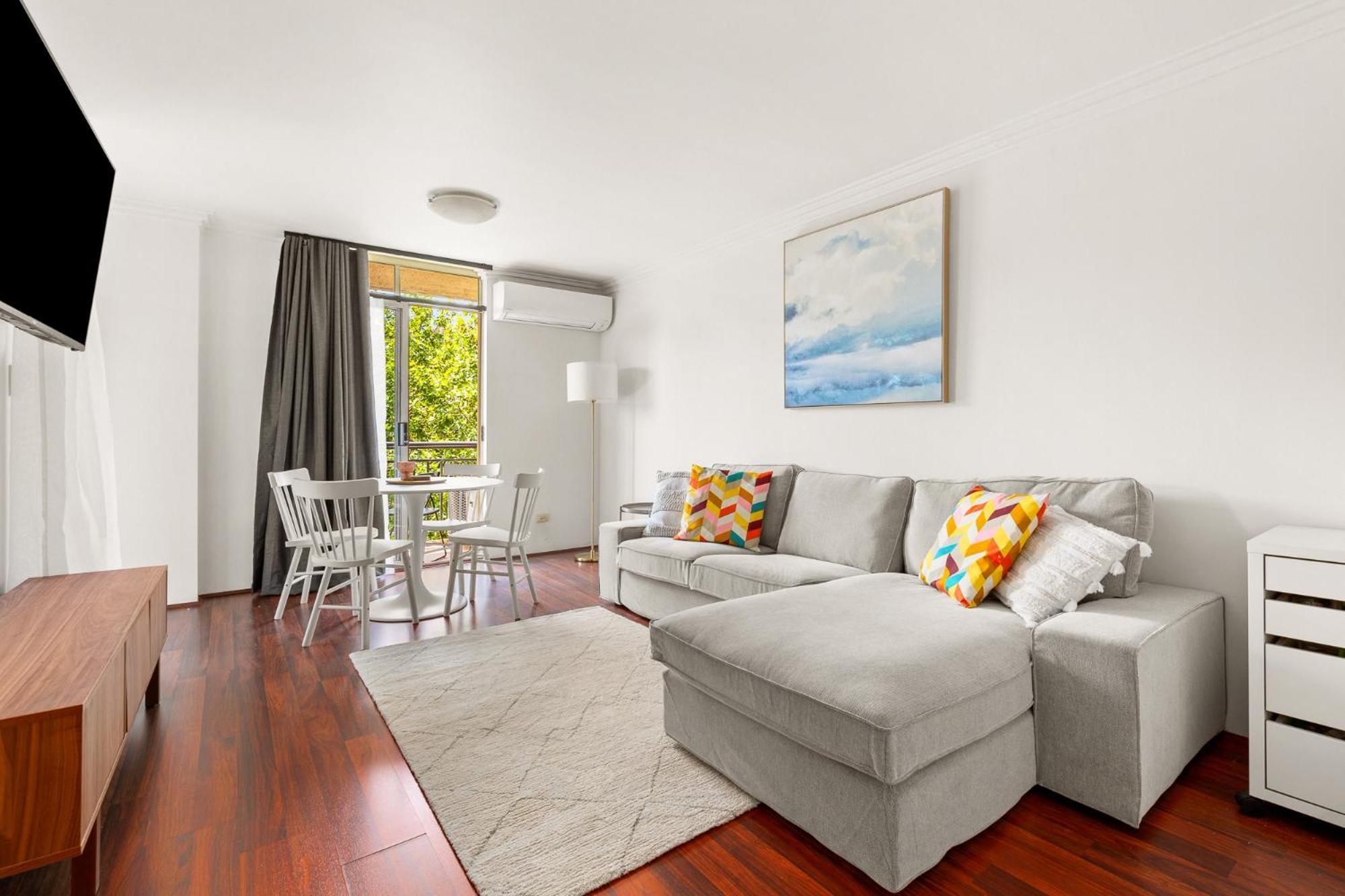 Views & Great Location: Inner-city 1-bed Apartment