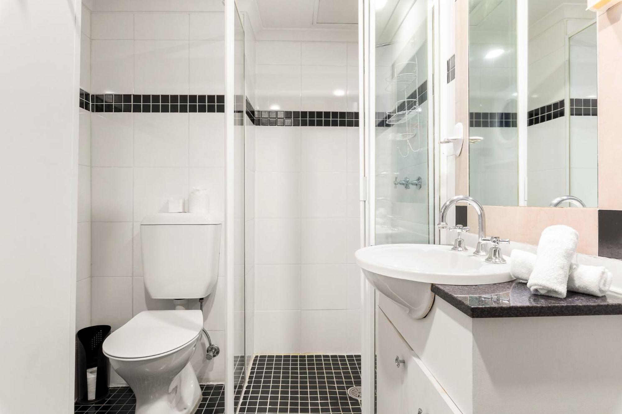 Views & Great Location: Inner-city 1-bed *