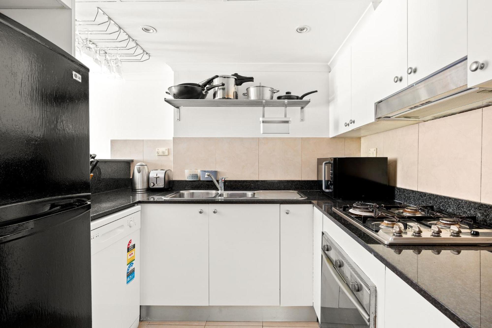 Views & Great Location: Inner-city 1-bed *