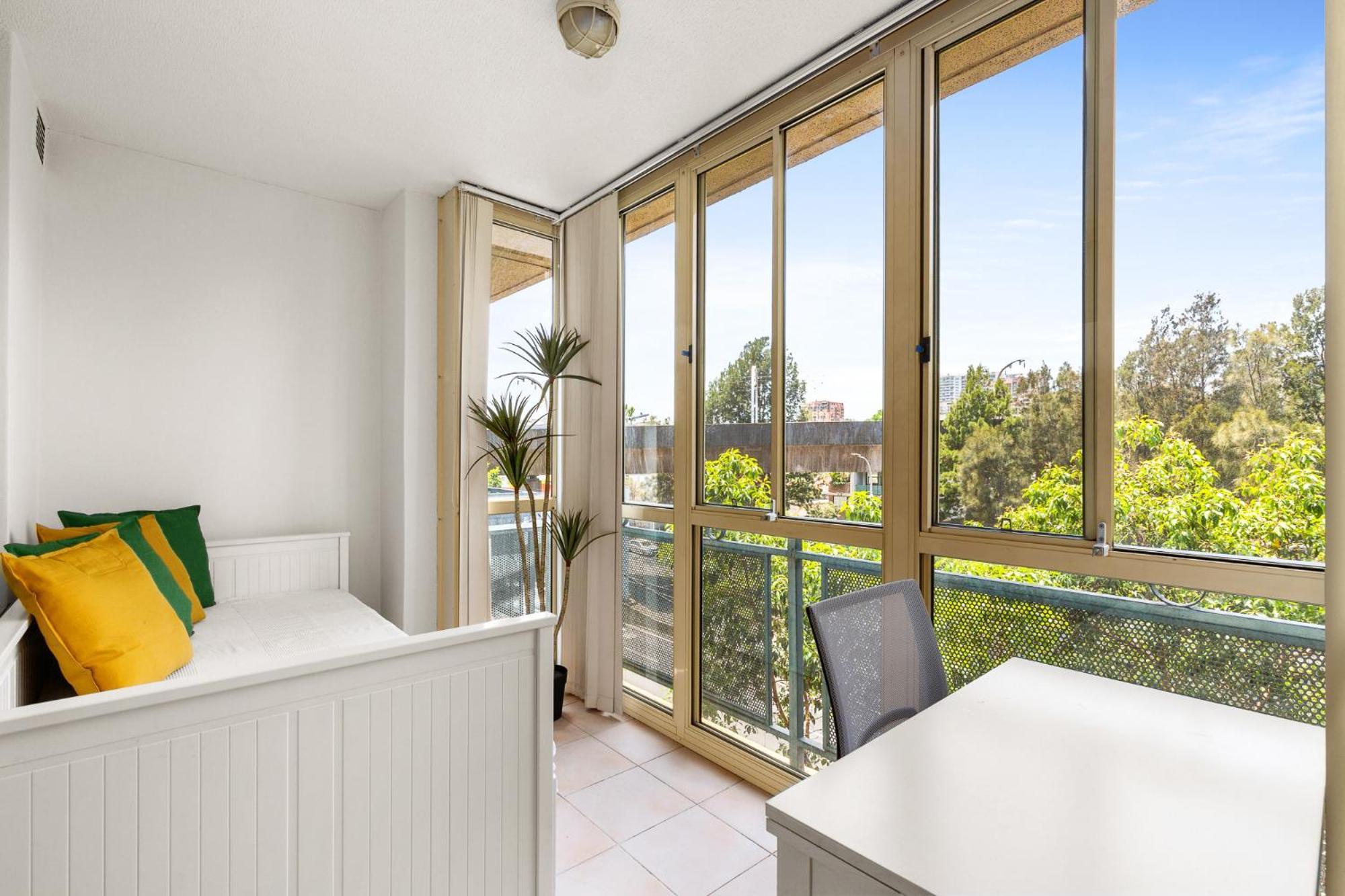 Views & Great Location: Inner-city 1-bed Apartment